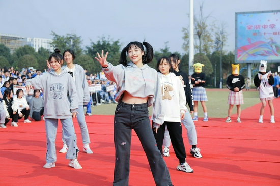 使得她能够